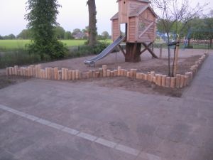 houtenrand som boomhut