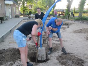 13 juli 2020 ouders werken aan schoolplein